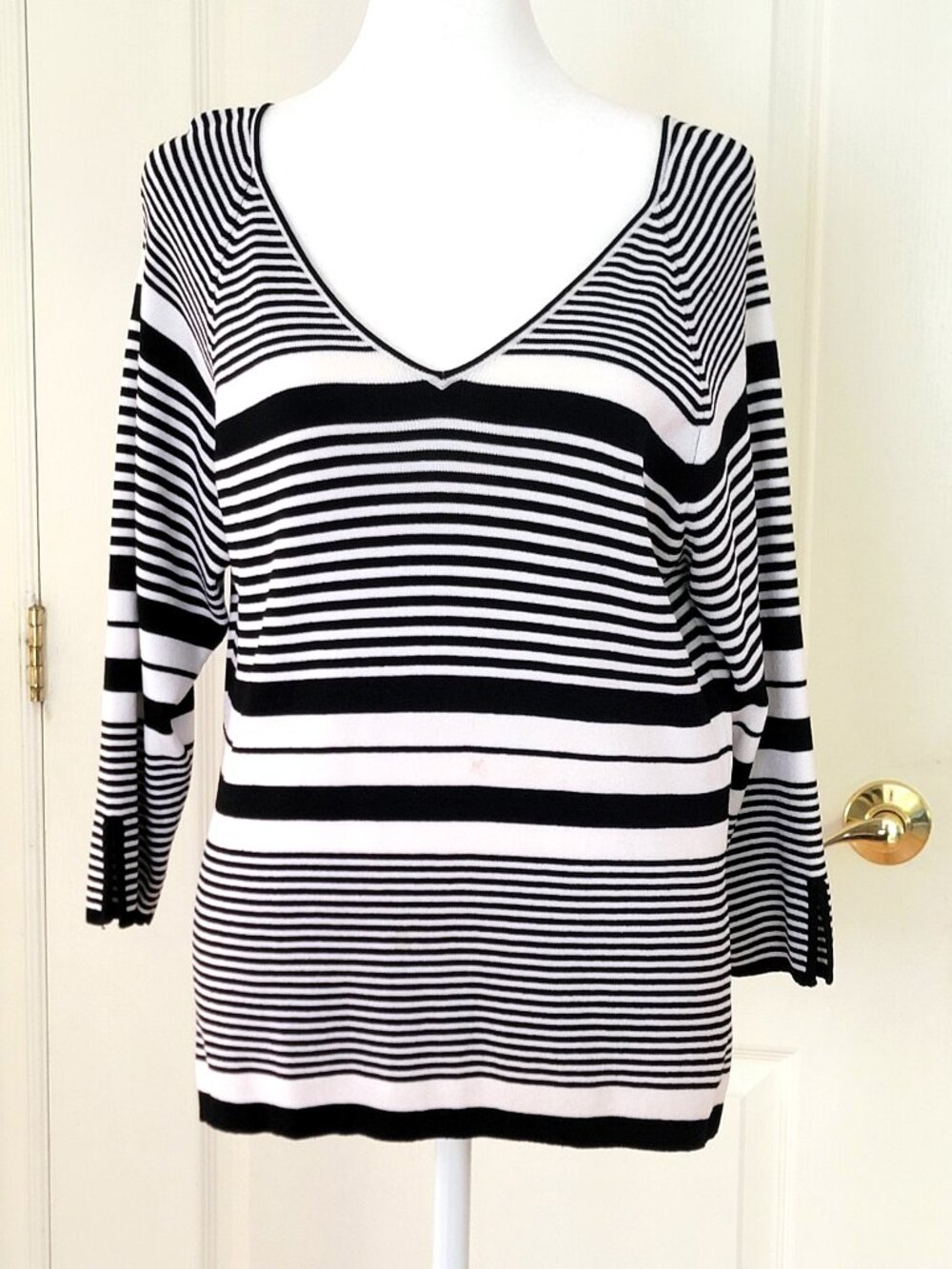V NECK STRIPED SWEATER